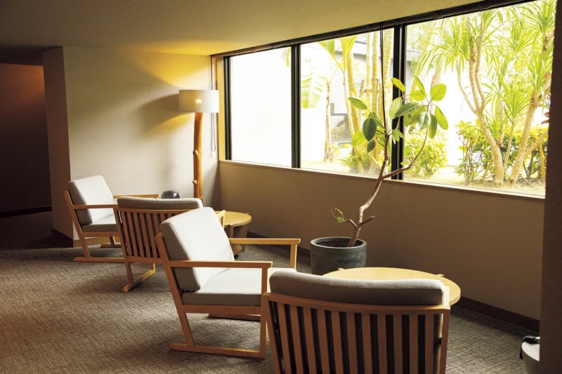 館内に点在する寛ぎスペース。ミニマルでリラクシーな家具に癒やされる。