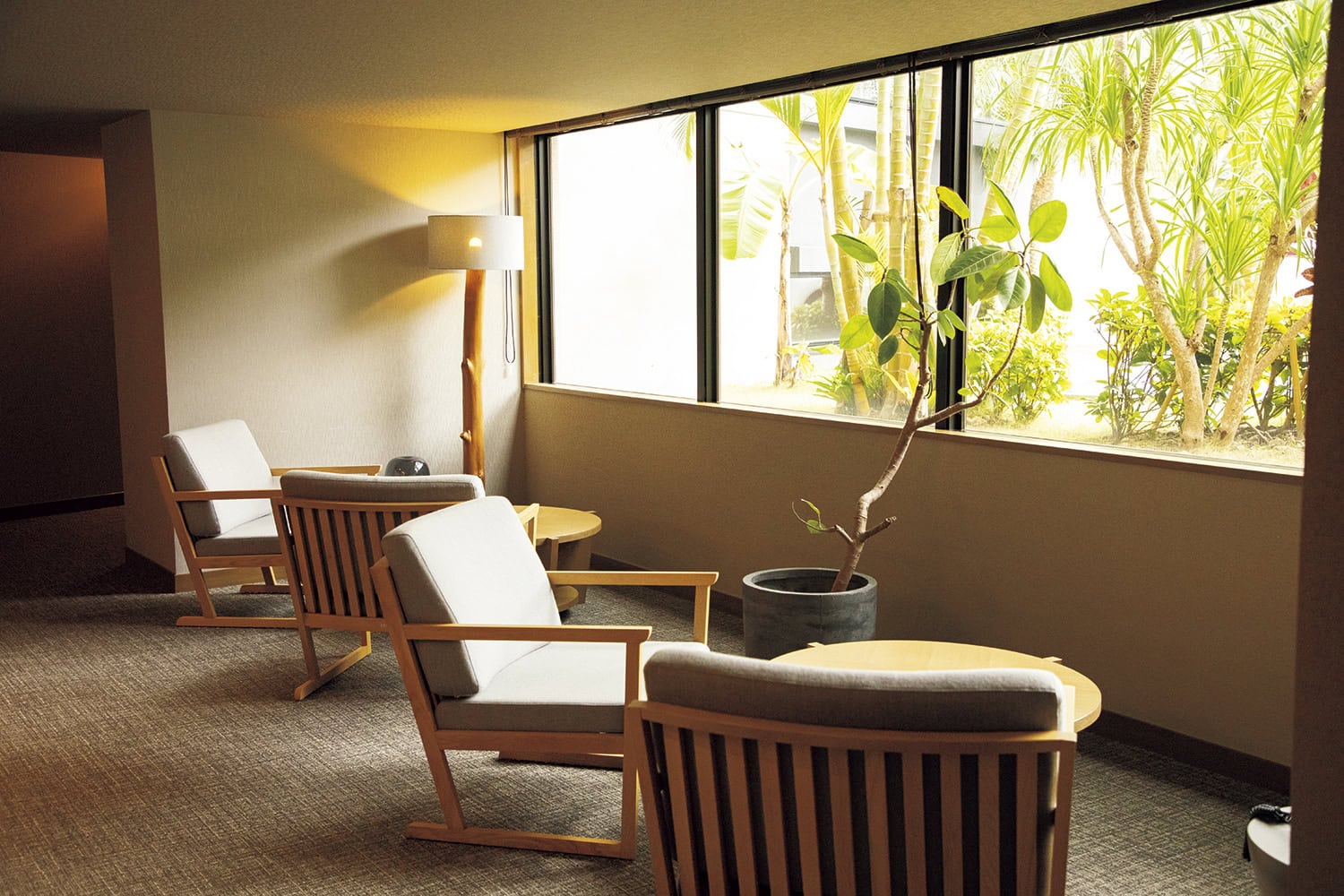 館内に点在する寛ぎスペース。ミニマルでリラクシーな家具に癒やされる。