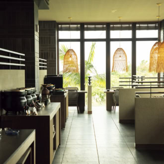 琉球DINING TASTE。席間にゆとりがあり、プライベート感のある落ち着いた空間。7:00～14:00は宿泊者専用のブランチタイム、18:00～22:00は、多国籍料理のエッセンスと沖縄料理が融合した多彩なディナーメニューを提供。