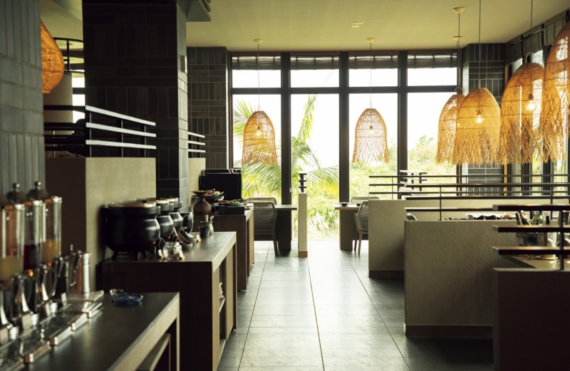 琉球DINING TASTE。席間にゆとりがあり、プライベート感のある落ち着いた空間。7:00～14:00は宿泊者専用のブランチタイム、18:00～22:00は、多国籍料理のエッセンスと沖縄料理が融合した多彩なディナーメニューを提供。