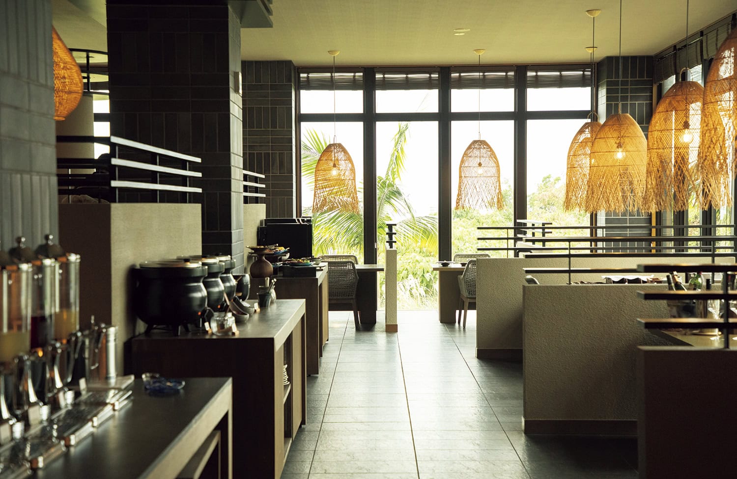 琉球DINING TASTE。席間にゆとりがあり、プライベート感のある落ち着いた空間。7:00~14:00は宿泊者専用のブランチタイム、18:00~22:00は、多国籍料理のエッセンスと沖縄料理が融合した多彩なディナーメニューを提供。