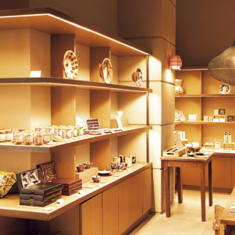 グランディスタイル 沖縄読谷ホテル＆リゾートのセレクトショップ。目利きバイヤーがセレクトした沖縄のよいものだけが揃う。客室のアメニティと同じスキンケアやバスソルト、SHAREに置いてあるのと同じやちむんなども購入できる。