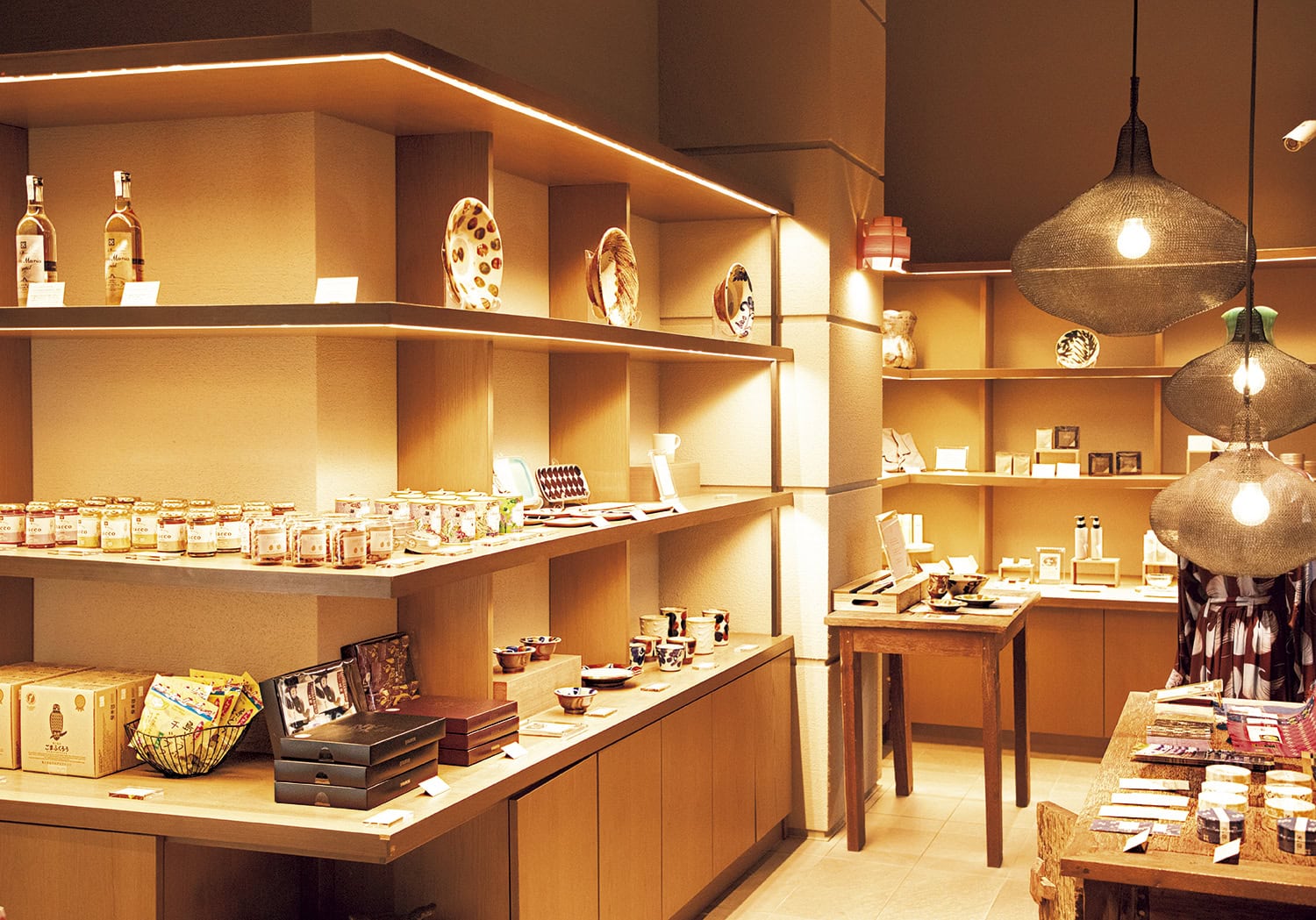 グランディスタイル 沖縄読谷ホテル＆リゾートのセレクトショップ。目利きバイヤーがセレクトした沖縄のよいものだけが揃う。客室のアメニティと同じスキンケアやバスソルト、SHAREに置いてあるのと同じやちむんなども購入できる。