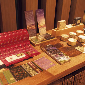 八重山諸島の伝統工芸「ミンサー織り」。織り柄をアレンジしたグッズも可愛い。