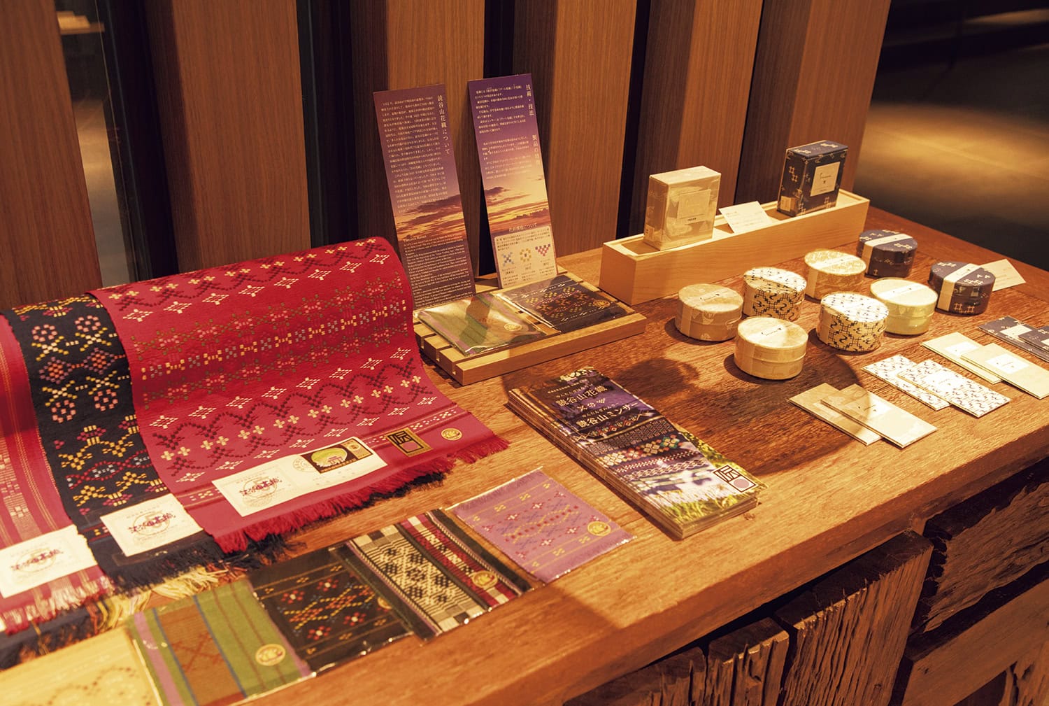 八重山諸島の伝統工芸「ミンサー織り」。織り柄をアレンジしたグッズも可愛い。