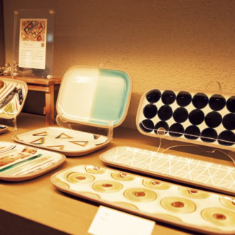 近くに工房のある一翠窯をはじめ、読谷の人気工房の作品が並ぶ。