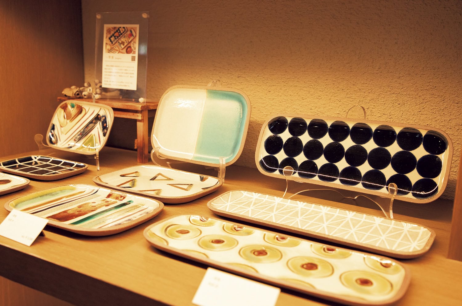 近くに工房のある一翠窯をはじめ、読谷の人気工房の作品が並ぶ。