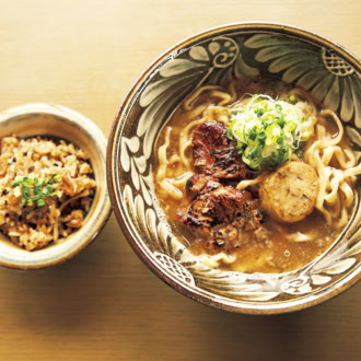 「自家製軟骨ソーキ炙りそば」とミニサイズのじゅーしー（炊き込みご飯）のセット。