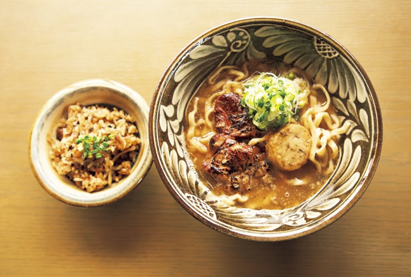 「自家製軟骨ソーキ炙りそば」とミニサイズのじゅーしー（炊き込みご飯）のセット。