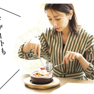 「デザートも欲ばっちゃう！」マンゴーとココナッツのチーズスフレパンケーキにナイフとフォークを刺す波瑠さん