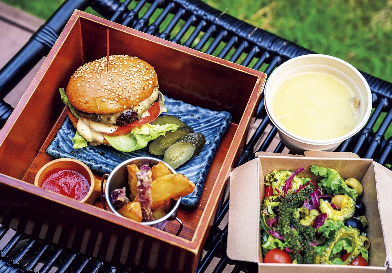 県産和牛パテとあぐーベーコンがジューシーな本格ハンバーガー。