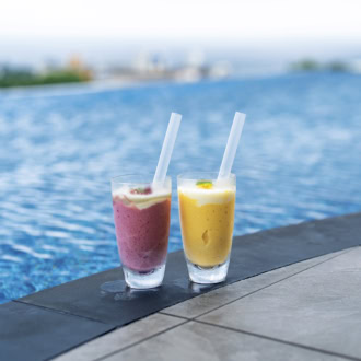 BOXに入れて部屋やプールサイドへのテイクアウトもOK。チャージ、ビューティーなど４種から選べる搾りたてスムージーも、好きな時に好きな場所で