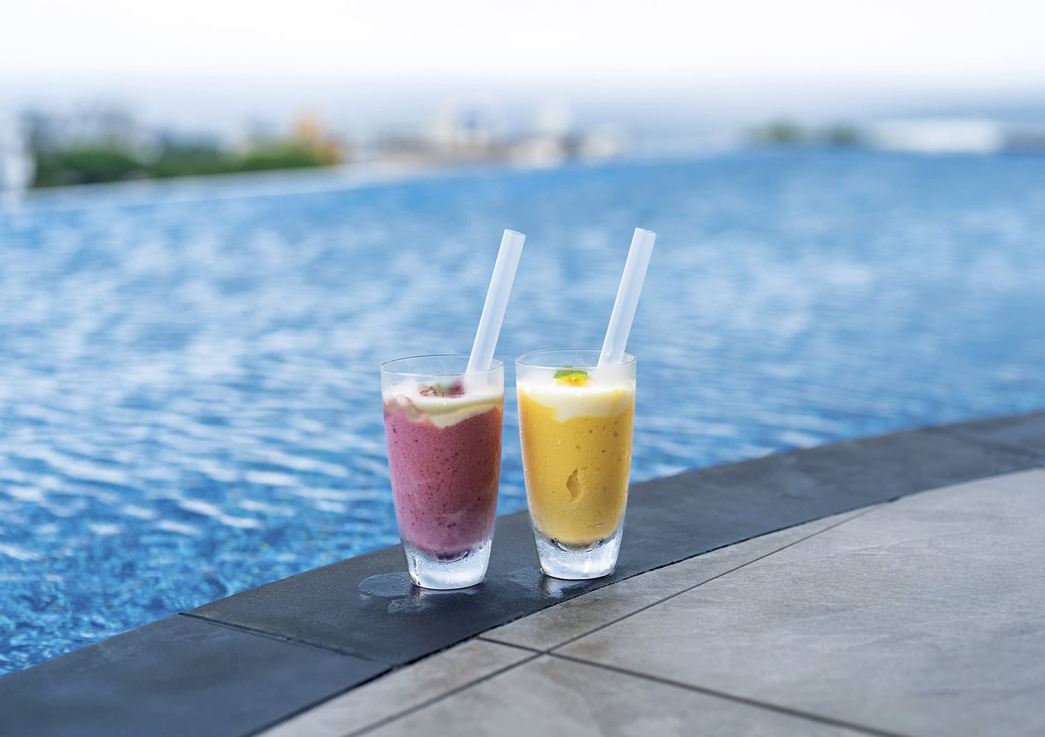 BOXに入れて部屋やプールサイドへのテイクアウトもOK。チャージ、ビューティーなど4種から選べる搾りたてスムージーも、好きな時に好きな場所で