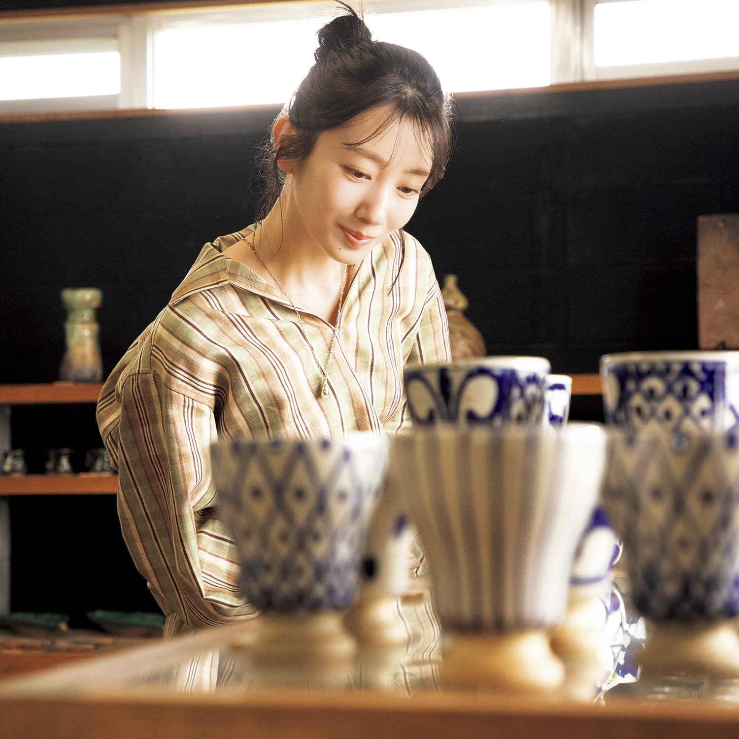 陶器工房壹で作品を眺める波瑠さん