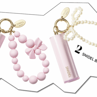 2.（右）唇にツヤと彩りを溶け込ませるなめらかな塗り心地。ルージュ クチュール￥3,520、（左）エアリーな質感で唇に溶け込むレアマットルージュ。ルージュ クチュール マット￥3,520、チャーム 各￥1,320（すべてスナイデル ビューティ）