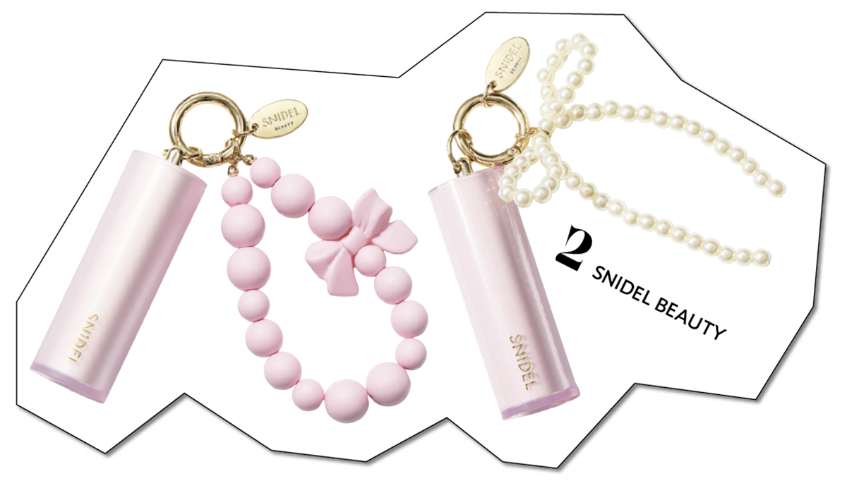 2.（右）唇にツヤと彩りを溶け込ませるなめらかな塗り心地。ルージュ クチュール￥3,520、（左）エアリーな質感で唇に溶け込むレアマットルージュ。ルージュ クチュール マット￥3,520、チャーム 各￥1,320（すべてスナイデル ビューティ）