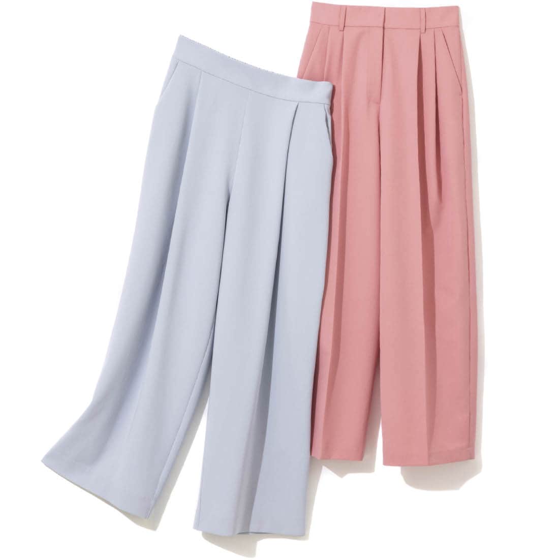 （右）春らしいパステルピンク。センタープレス入りで脚長効果ときれい見えを両立。パンツ¥9,900（シップス エニィ／シップス インフォメーションセンター）　（左）クリーンなデザインで、流れるような美しいドレープが際立つ。清涼感漂うライトブルーがクール。パンツ¥18,700（ソージュ／ソージュ オンラインストア）