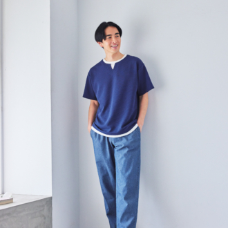 Tシャツ¥1,419、パンツ¥2,420／ともにシーズン リーズン バイ リン アンド レッド、靴／参考商品（すべてしまむら）
