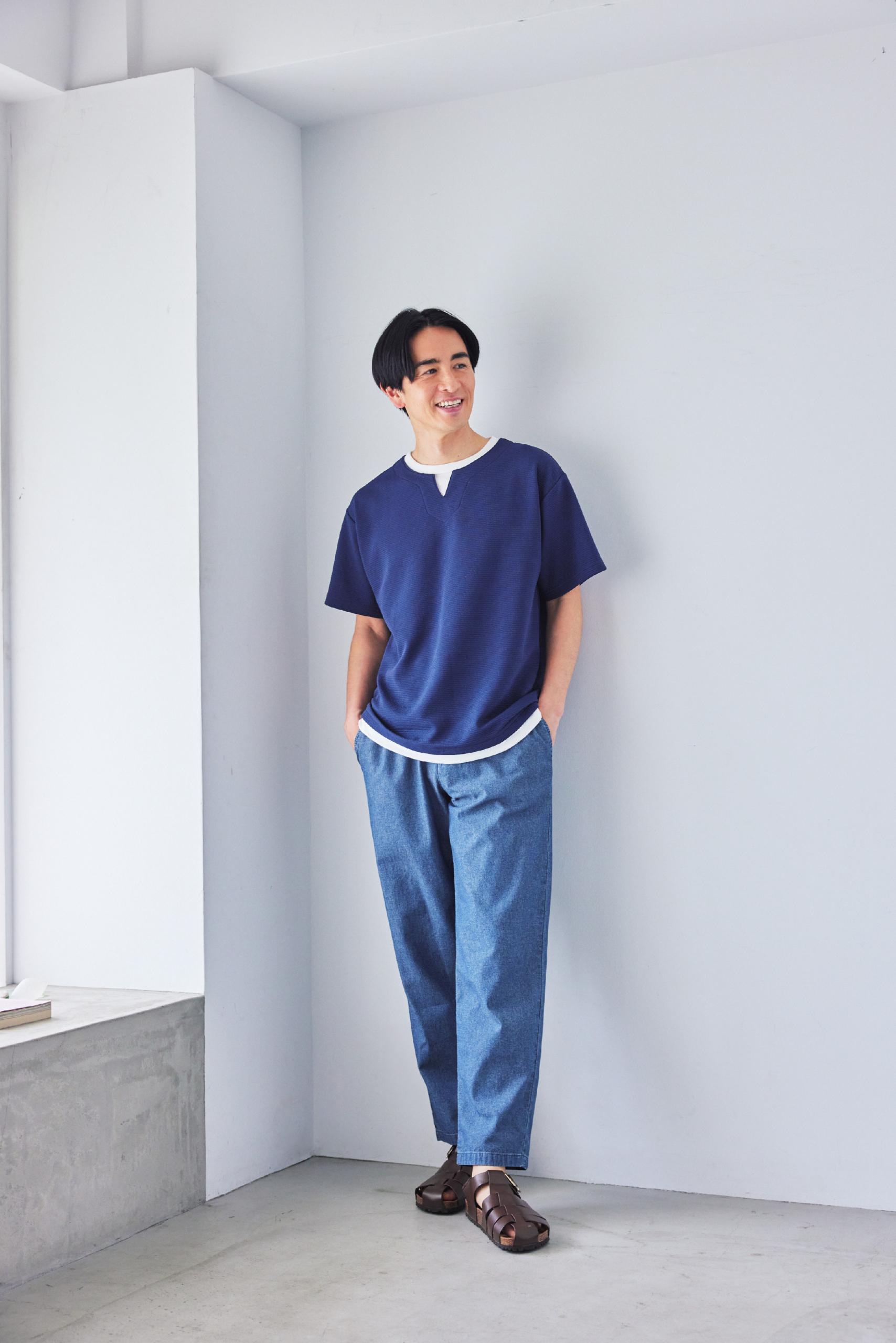 Tシャツ¥1,419、パンツ¥2,420／ともにシーズン リーズン バイ リン アンド レッド、靴／参考商品（すべてしまむら）