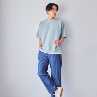 Tシャツ¥1,419、パンツ¥2,420／ともにシーズン リーズン バイ リン アンド レッド、靴／参考商品（すべてしまむら）