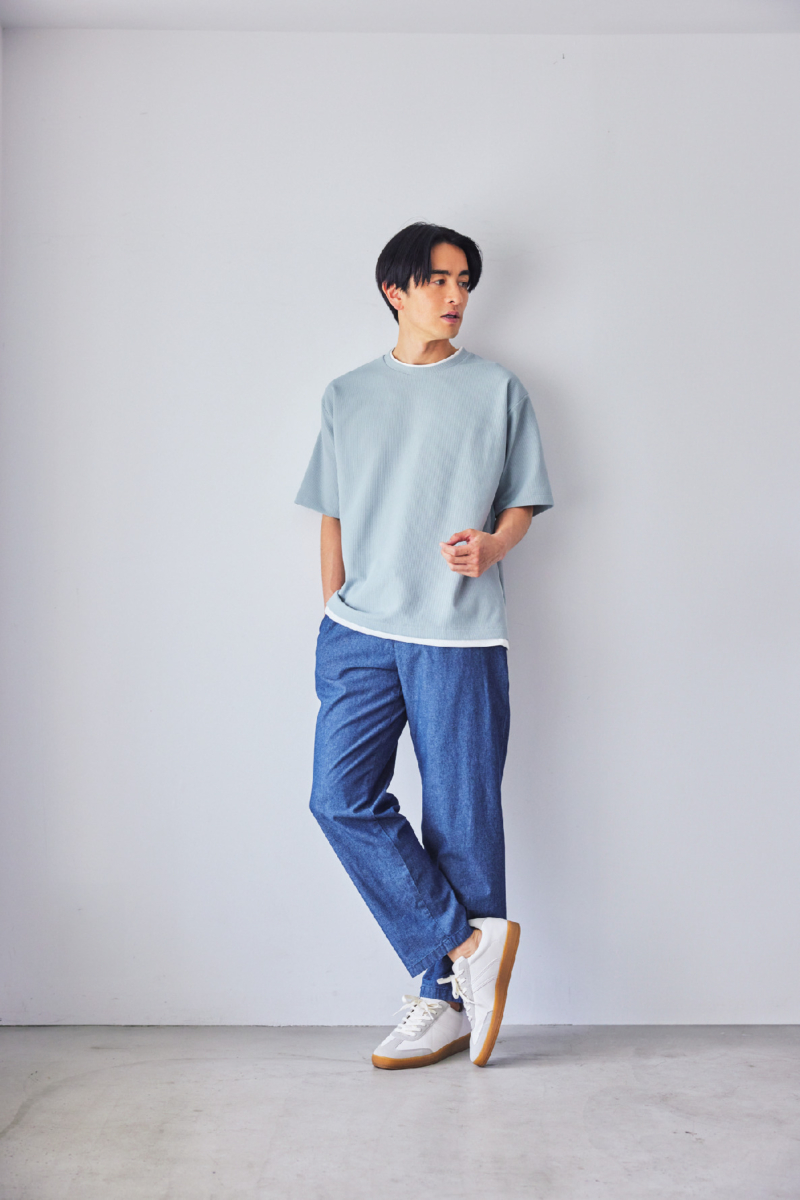 Tシャツ¥1,419、パンツ¥2,420／ともにシーズン リーズン バイ リン アンド レッド、靴／参考商品（すべてしまむら）