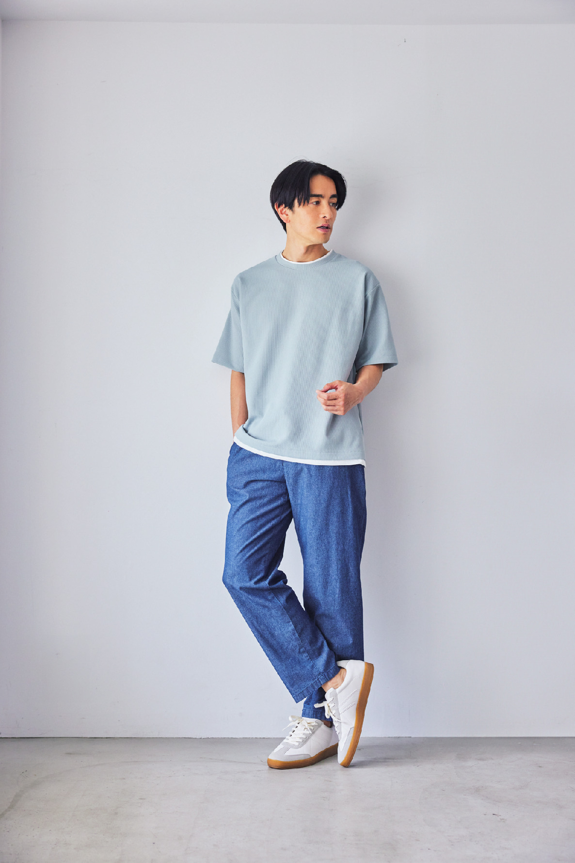 Tシャツ¥1,419、パンツ¥2,420／ともにシーズン リーズン バイ リン アンド レッド、靴／参考商品（すべてしまむら）