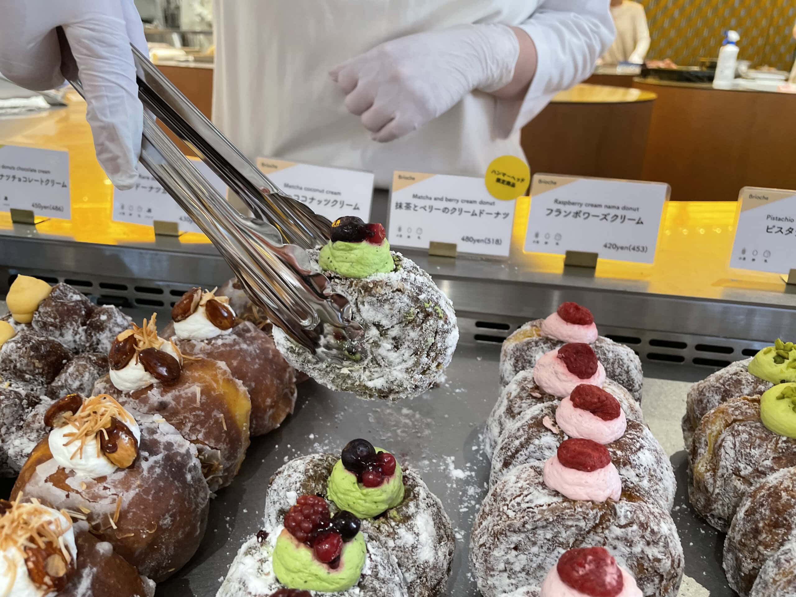 『抹茶とベリーのクリームドーナツ』（518円）