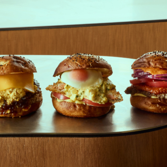 （左から）『テリヤキたまごサラダチーズバーガー』（760円）、『レモンタルタルサーモンエッグバーガー』（780円）、『ダブルサルサチーズジャンキーバーガー』（760円）