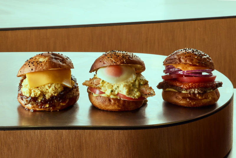 （左から）『テリヤキたまごサラダチーズバーガー』（760円）、『レモンタルタルサーモンエッグバーガー』（780円）、『ダブルサルサチーズジャンキーバーガー』（760円）