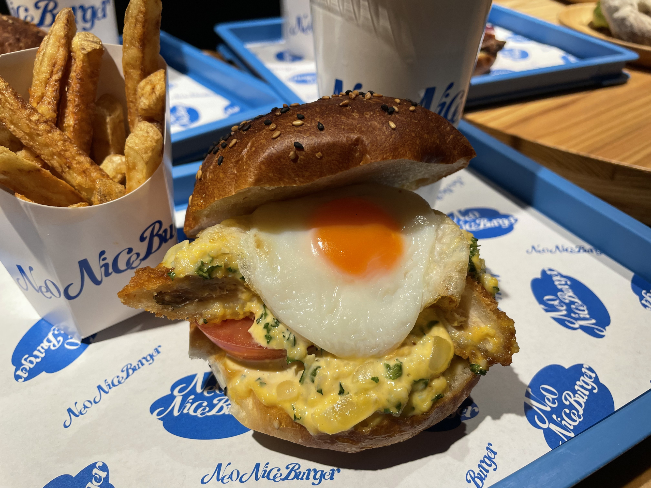 『レモンタルタルサーモンエッグバーガー』（780円）