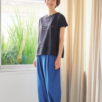 プルオーバー［アイスTシャツ］¥1,089、デニムパンツ¥2,420／ともにシーズン リーズン バイ リン アンド レッド、イヤリング、ネックレス／参考商品（すべてしまむら）