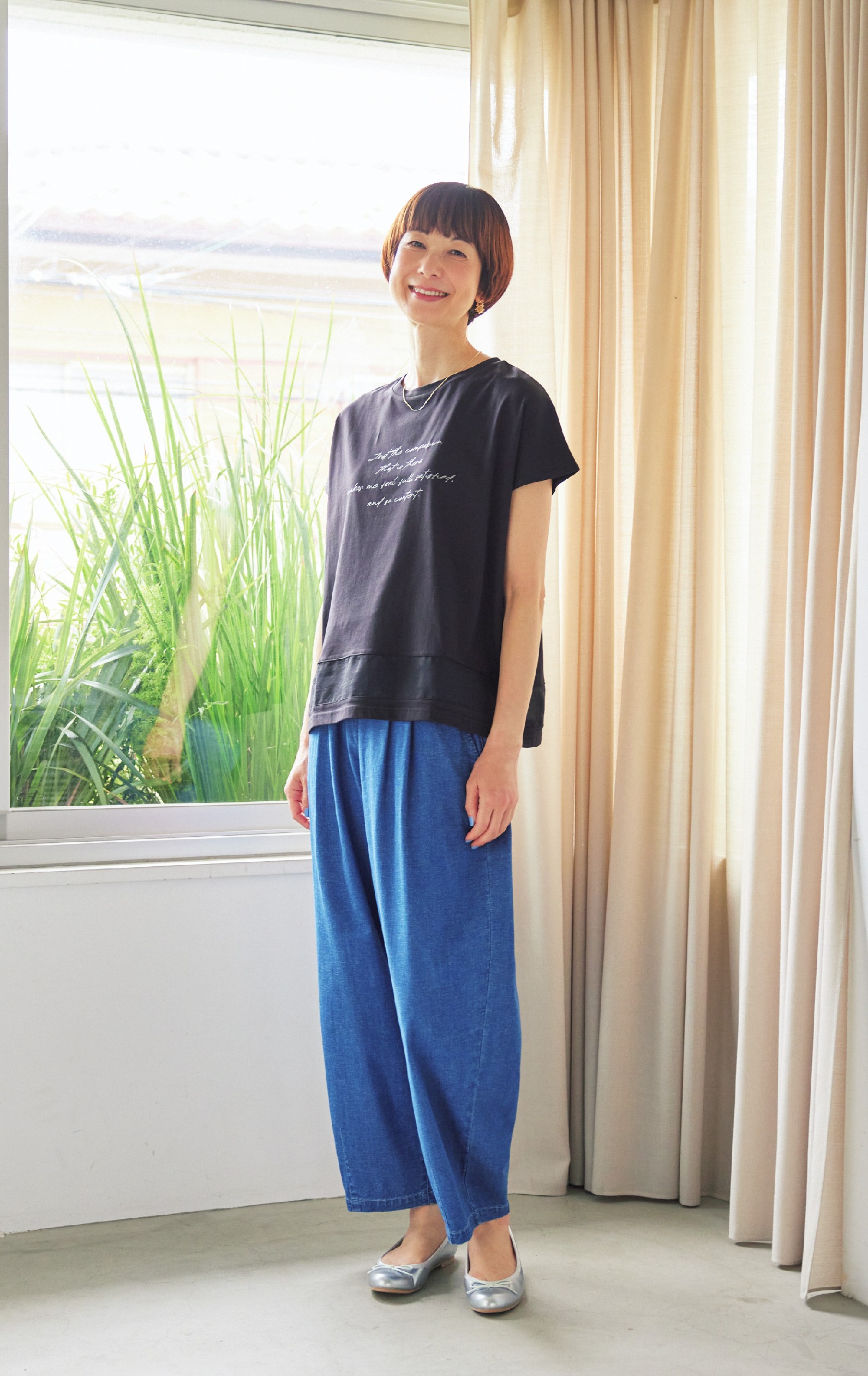プルオーバー［アイスTシャツ］¥1,089、デニムパンツ¥2,420／ともにシーズン リーズン バイ リン アンド レッド、イヤリング、ネックレス／参考商品（すべてしまむら）