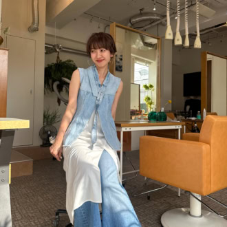 【30代スナップ】キャミワンピを重ねて女性らしさを意識。初夏気分を味わえる大人のデニムコーデ