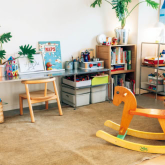 リビングとつながる子ども部屋。THE FRIGGのラックにおもちゃを見せる収納。ベースを直線的でモダンなスチール家具にすることで、カラフルなおもちゃもポップな雑貨もなじむ。この工夫がお見事！　アンパンマンのオレンジ色が全体にさりげなく散りばめられていることにも注目。