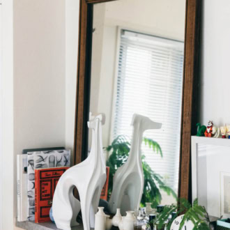 キッチンカウンターにはお気に入りの雑貨をディスプレイ。犬のオブジェはJONATHAN ADLER。シックな雑貨とポップなマスコットが共存したオリジナリティのあるコーナーが完成。