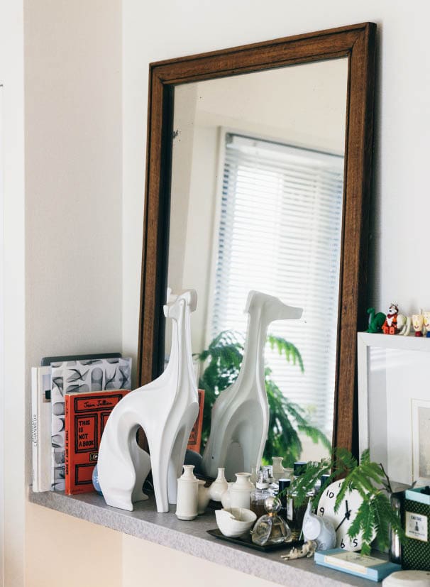 キッチンカウンターにはお気に入りの雑貨をディスプレイ。犬のオブジェはJONATHAN ADLER。シックな雑貨とポップなマスコットが共存したオリジナリティのあるコーナーが完成。