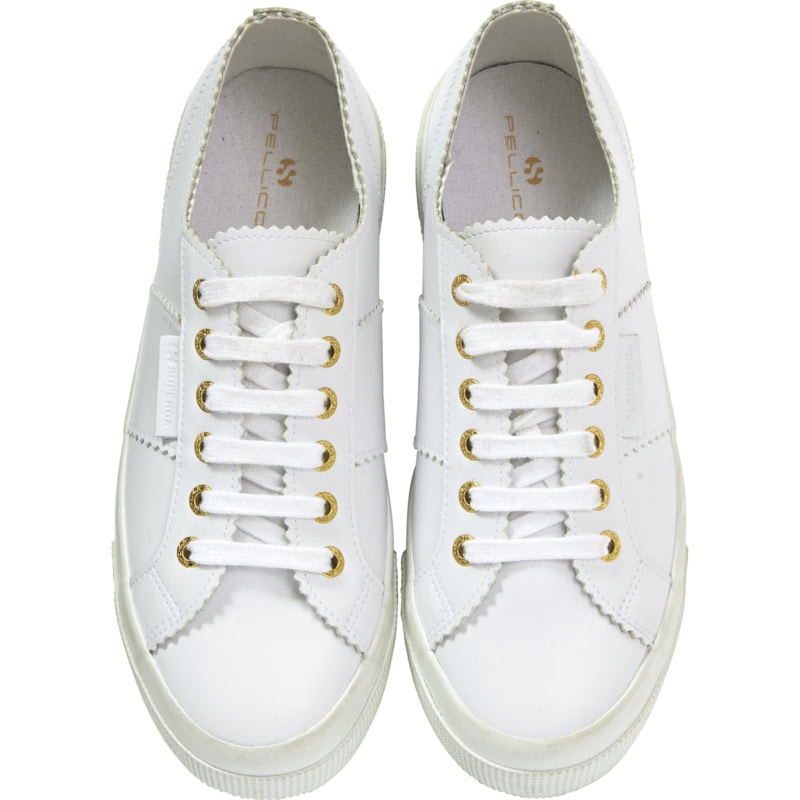 【PELLICO × SUPERGA】スペルガの定番モデル「2750」に ペリーコらしい洗練さを備えたスニーカー。アッパーには撥水素材を採用し、雨の日も頼れる。¥25,300（ペリーコ × スペルガ／アマン）