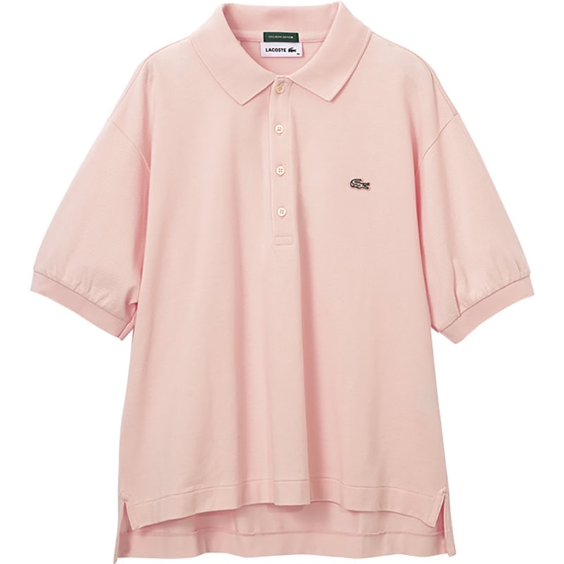 【SHIPS × LACOSTE】肌当たりが心地いいラコステのポロシャツは、旬のピンクで登場。アイコンの白いワニロゴも可愛い♡ ¥20,900(ラコステ × シップス/シップス インフォメーションセンター)