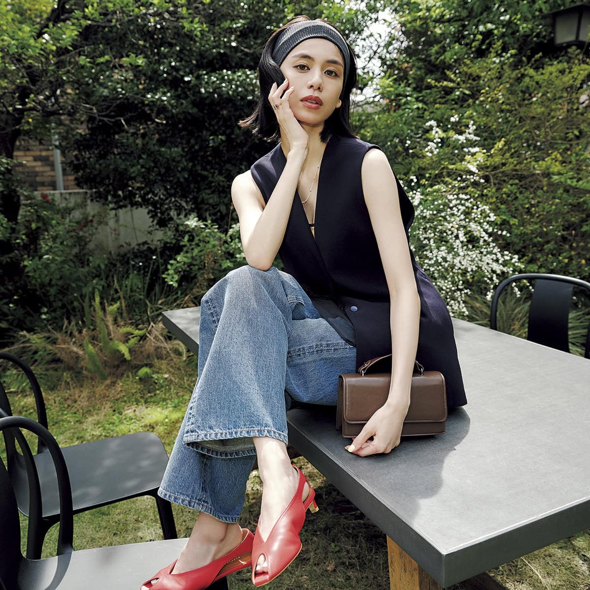 【UNITED ARROWS】タフな美しさを備えた洗練ベストをさらり 女性らしい曲線と、ふくらみのあるモードな生地感でさっと纏うだけでサマになるベスト。UVカットや防汚加工が施され、着こなしにも自信が持てる。ベスト¥24,970(ユナイテッドアローズ/ユナイテッドアローズ 渋谷スクランブルスクエア店) 中に着たキャミソール¥13,200(ダン) チュールミニスカート¥35,200(マージ)、バッグ¥19,800(ヴィスク/ともにS&T) デニムパンツ¥30,800(ザ シンゾーン/シンゾーン ルミネ新宿店) ヘアバンド¥3,300(トゥ) ネックレス¥23,200(スティーン/フラッパーズ) ストーンリング¥94,600、ダブルストーンリング¥112,200(ともにケイアスキム) パンプス¥36,300(ピッピシック/ベイジュ)