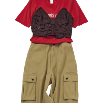 パンツ¥26,400（ザ シンゾーン／シンゾーン ルミネ新宿店）　Tシャツ¥13,200（ティッカ）　ビスチェ¥33,000（バウム・ウンド・ヘルガーテン／S&T）