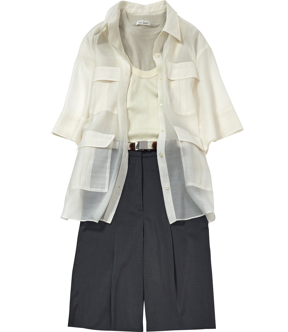 パンツ¥16,500(ボールジィ/トゥモローランド) シャツ¥8,990(アンフィーロ/オンワード樫山) タンクトップ(上)¥7,480、タンクトップ(下)¥9,900(ともにヌキテパ/パサンド バイ ヌキテパ) ベルト¥16,500(レフィエ/フラッパーズ)