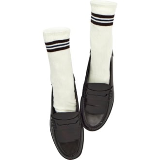ソックス¥2,970（ビームス ハート／ビームス ハートららぽーとTOKYO-BAY店）　ローファー¥14,080（ハルタ）
