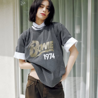 オーバーサイズシャツの白襟と袖がTシャツのラフさを中和。Tシャツ¥6,930（グッド ロック スピード／ジャーナル スタンダード レリューム ルミネ新宿店）　中に着たシャツ¥26,400（ティッカ）　バンツ¥37,400（オーセン ジャパン／ラフォエム）　ネックレス¥27,500（フォークバイエス／UTS PR）