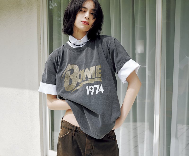 オーバーサイズシャツの白襟と袖がTシャツのラフさを中和。Tシャツ¥6,930(グッド ロック スピード/ジャーナル スタンダード レリューム ルミネ新宿店) 中に着たシャツ¥26,400(ティッカ) バンツ¥37,400(オーセン ジャパン/ラフォエム) ネックレス¥27,500(フォークバイエス/UTS PR)