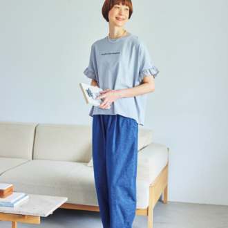 プルオーバー［アイスTシャツ］¥1,089、デニムパンツ¥2,420／ともにシーズン リーズン バイ リン アンド レッド、ネックレス、靴／参考商品（すべてしまむら）