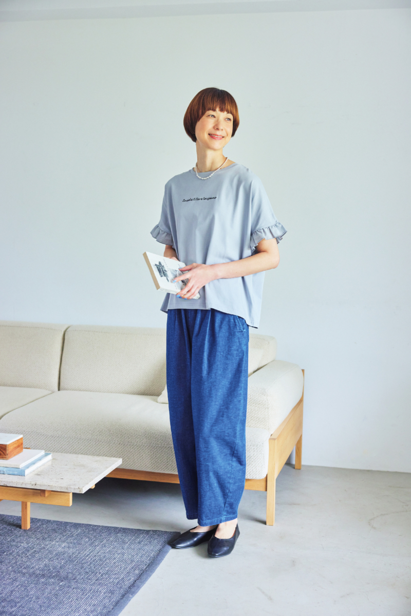 プルオーバー［アイスTシャツ］¥1,089、デニムパンツ¥2,420／ともにシーズン リーズン バイ リン アンド レッド、ネックレス、靴／参考商品（すべてしまむら）