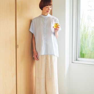 ブラウス¥2,189、ワイドパンツ¥2,189/ともにシーズンリーズン バイ リン アンドレッド、イヤリング/参考商品(すべてしまむら)