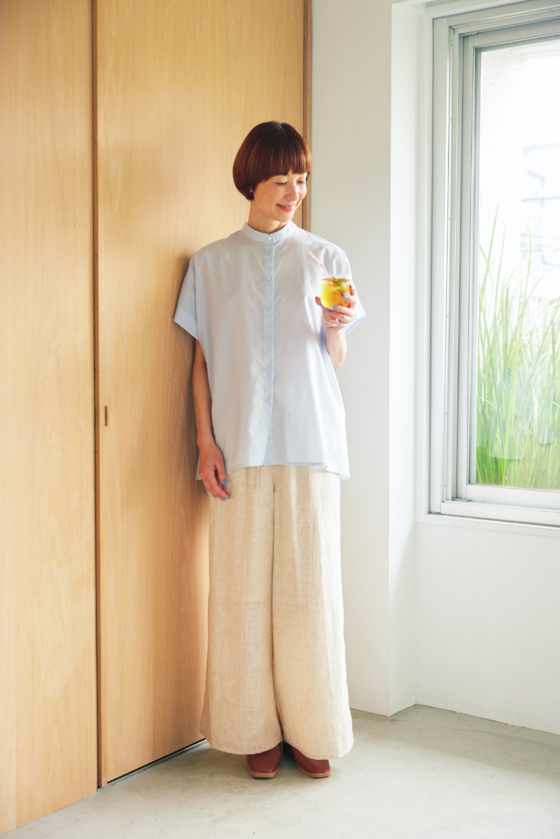 ブラウス¥2,189、ワイドパンツ¥2,189/ともにシーズンリーズン バイ リン アンドレッド、イヤリング/参考商品(すべてしまむら)