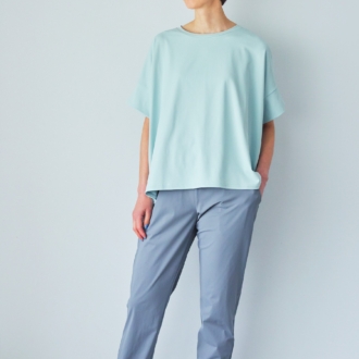 Tシャツ¥1,089、パンツ¥1,969／ともにシーズン リーズン バイ リン アンド レッド、靴／参考商品（すべてしまむら）