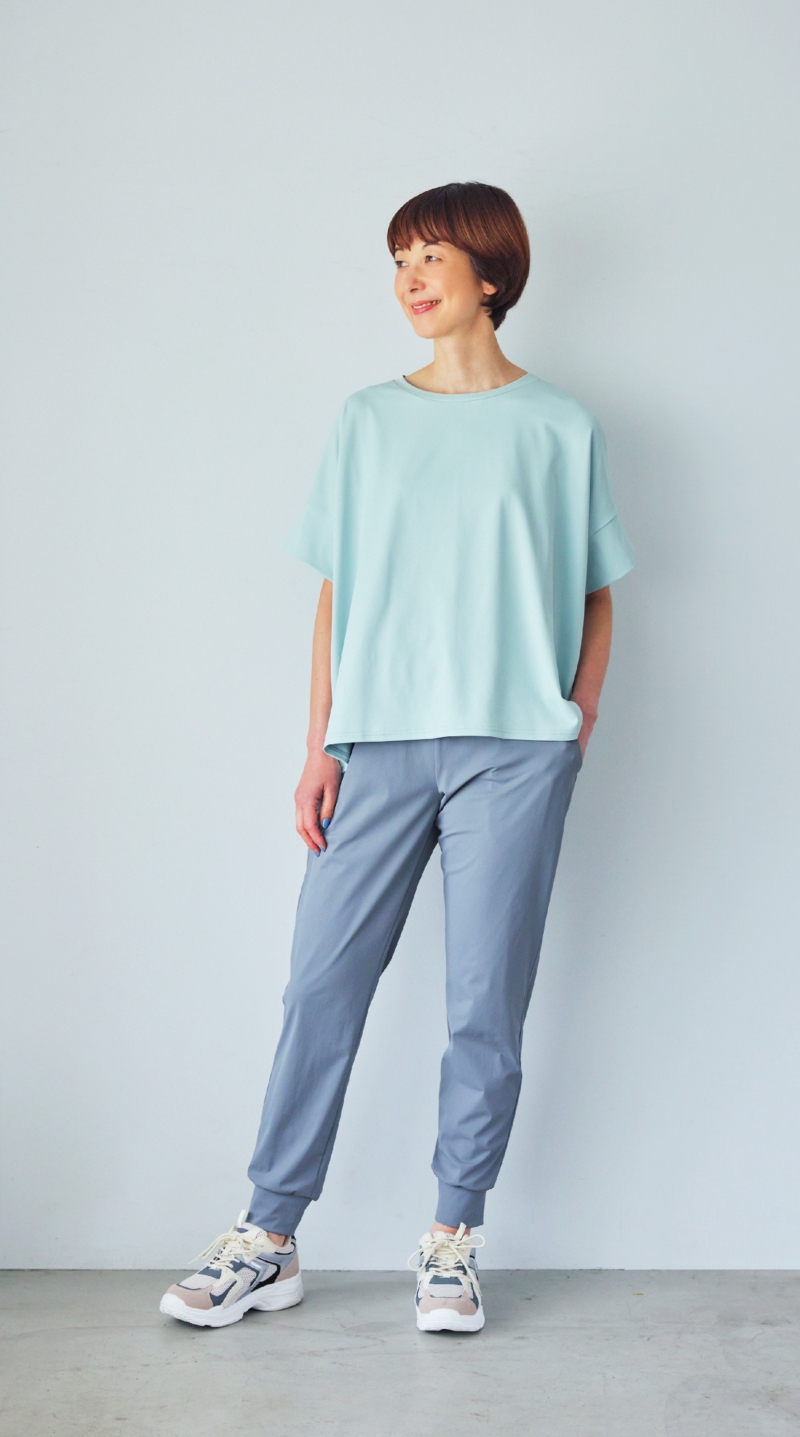 Tシャツ¥1,089、パンツ¥1,969/ともにシーズン リーズン バイ リン アンド レッド、靴/参考商品(すべてしまむら)
